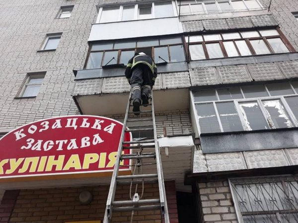 Кременчугские спасатели помогли мужу попасть в квартиру к больной жене
