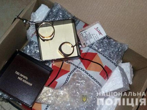 В Кременчуге полиция задержала двух мужчин при подмене золотого украшения