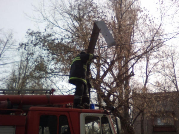 Кременчугские спасатели снимали металлический лист с проводов