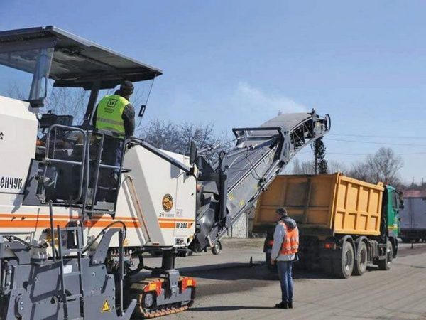 На дороги Кременчуга выехала тяжелая дорожная техника