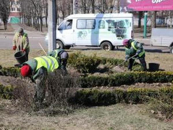 Кременчугские коммунальщики взялись за благоустройство круга на пивзаводе
