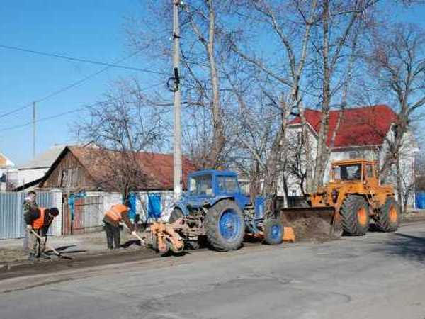 Кременчугские коммунальщики продолжают убирать город после зимы