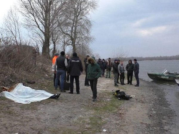 Водолазы подняли со дна Днепра тело, одного из пассажиров перевернувшейся под Кременчугом лодки