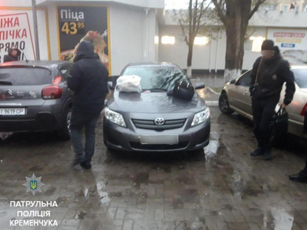 В Кременчуге прохожий задержал преступника, который проник в салон автомобиля