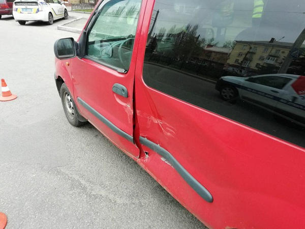 В Кременчуге «Москвич» на перекрестке въехал в Renault Kangoo