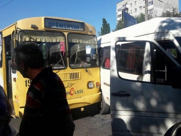 Кременчугский суд уже год не может разобраться в аварии с троллейбусом и маршруткой