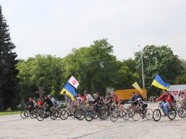 Около 300 кременчужан приняли участие в благотворительном велопробеге