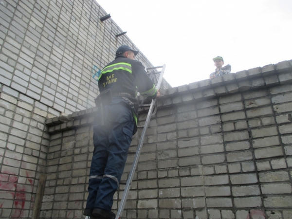Кременчугские спасатели снимали с крыши недостроя ребенка