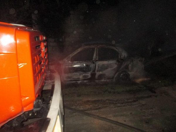 Кременчугские пожарные спасли автомобиль от огня