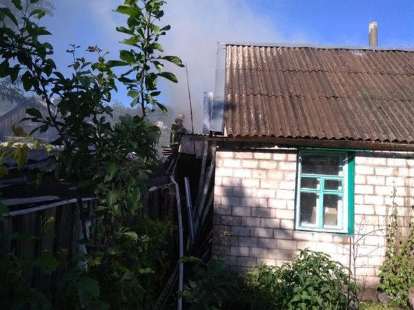 Кременчугские пожарники спасли хозяйственное здание от огня