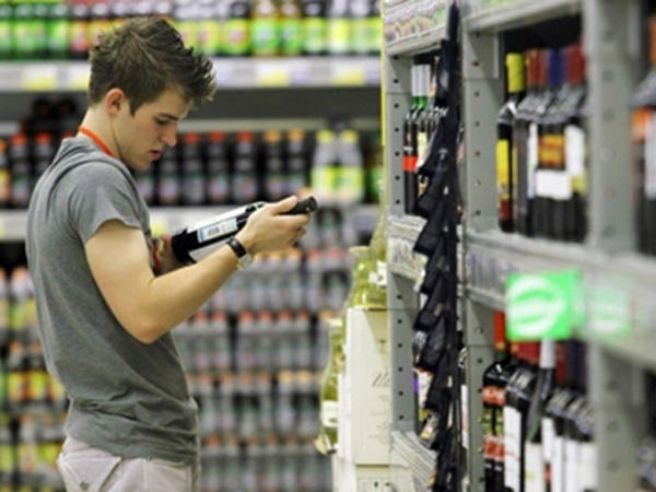 В Кременчуге выявили два факта незаконной продажи алкоголя ночью