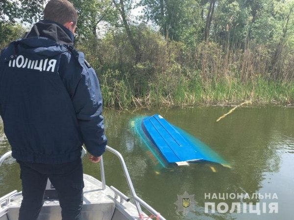 Под Кременчугом полиция обнаружила затонувшую украденную лодку