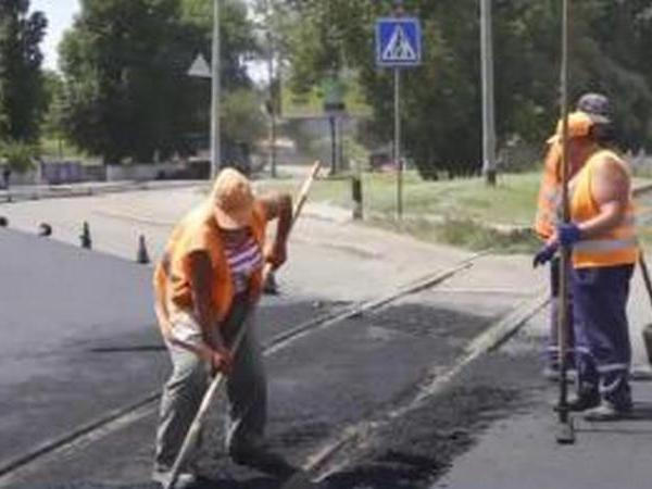 Кременчугские дорожники ремонтируют дороги не покладая рук