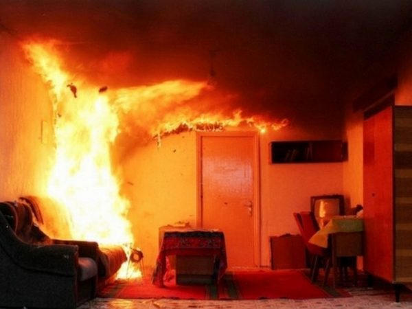 На выходных кременчугские пожарные спасали квартиру от огня