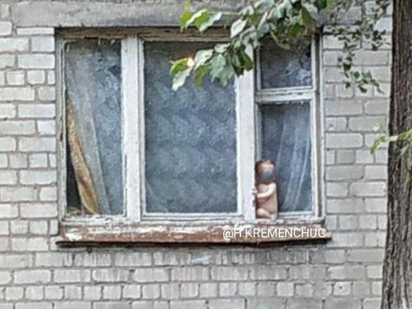 В Кременчуге пока пьяная мать спала, маленький ребенок чуть не упал с окна