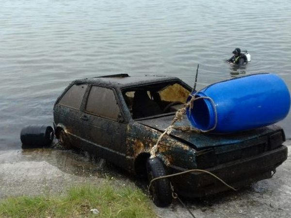 Из Кременчугского водохранилища вытащили утопленный автомобиль