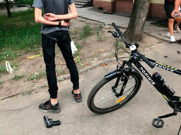 Парень устроил стрельбу в центре Кременчуга