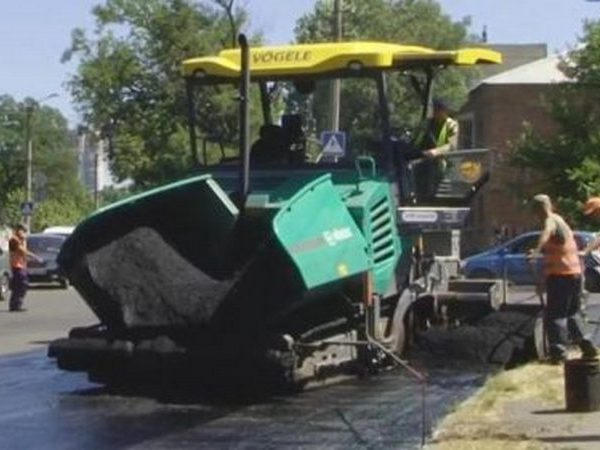 Кременчугские дорожники асфальтируют дорогу по улице Богаевского