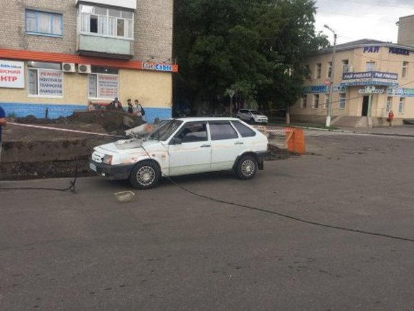 В Кременчуге во время движения на автомобиль упал столб