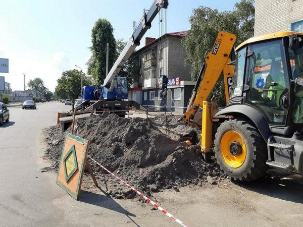 Коммунальщики проводят замену трубопровода возле Кременчугского автовокзала