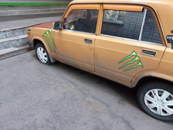 На Молодежном неизвестные портят припаркованные авто
