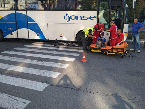 В Кременчуге автобус наехал на пешехода с велосипедом
