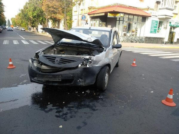 В центре Кременчуга столкнулись ВАЗ и «Рено»