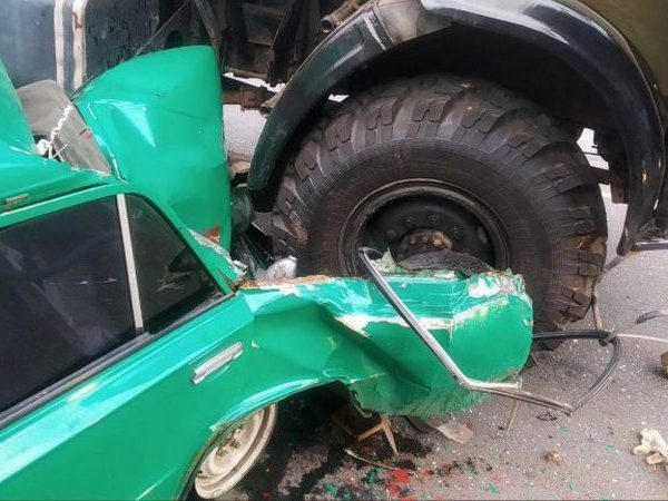 В Кременчуге КамАЗ наехал на припаркованный автомобиль