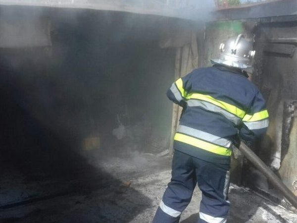 В Кременчуге загорелся металлический гараж