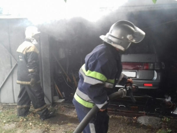 В Кременчуге в гараже горел легковой автомобиль