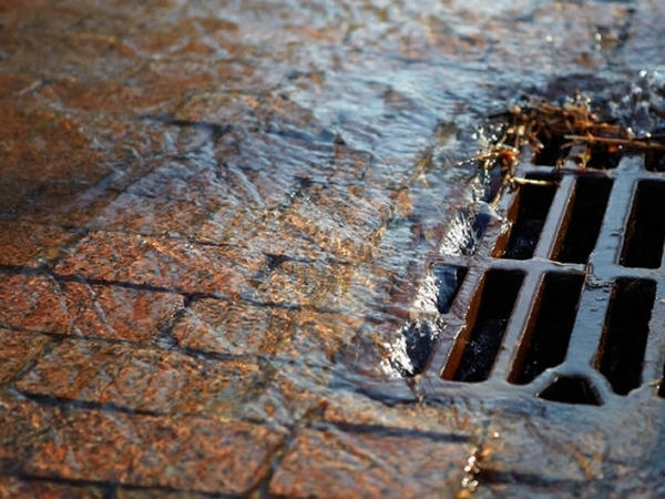 Кременчугские коммунальщики расчищают сети ливневых канализаций