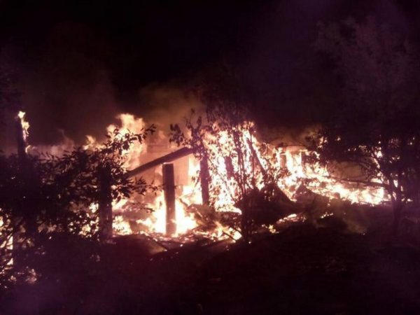 В Кременчуге возле Амстора огонь почти уничтожил дом