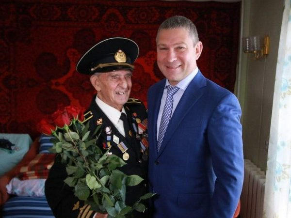 Шаповалов поздравил ветерана Второй Мировой войны с Днем города