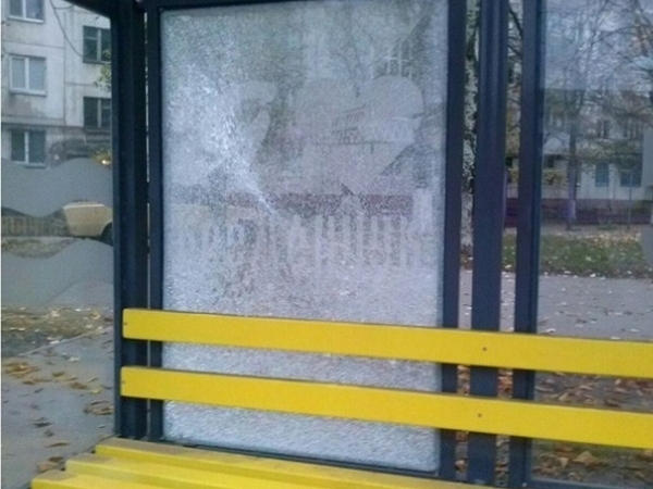 В Кременчуге еще одна стеклянная остановка пострадала от рук вандалов