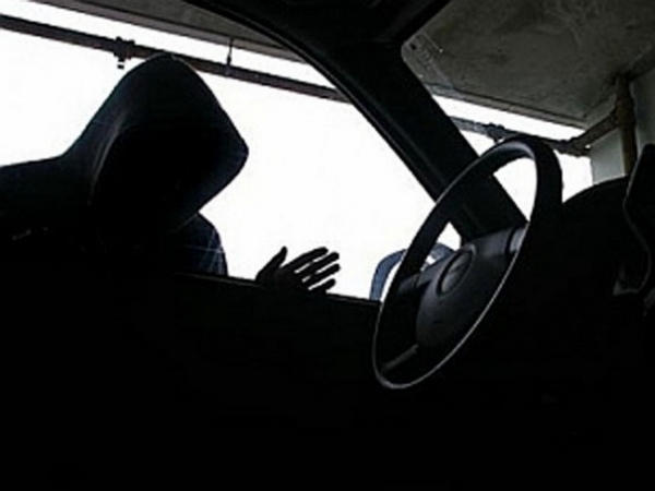 В Кременчуге неизвестные ломятся в авто с владельцами