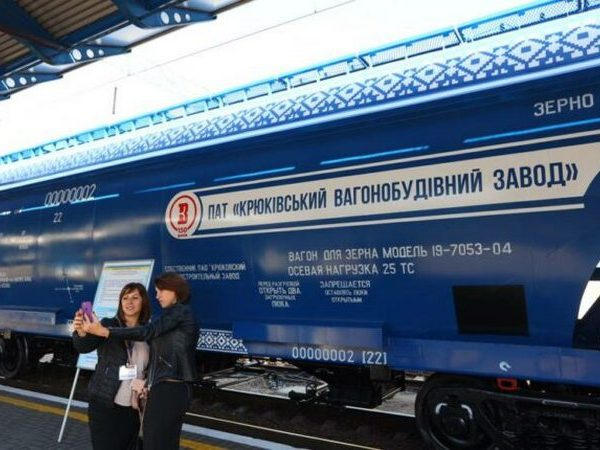 КВСЗ «одел» зерновоз в вышиванку