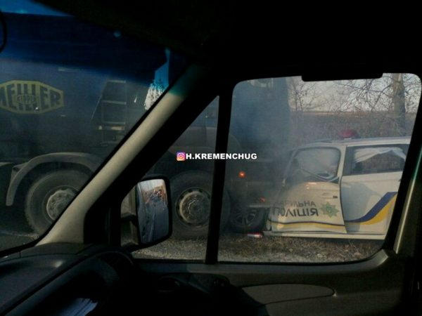 Под Кременчугом фура столкнулась с патрульным автомобилем