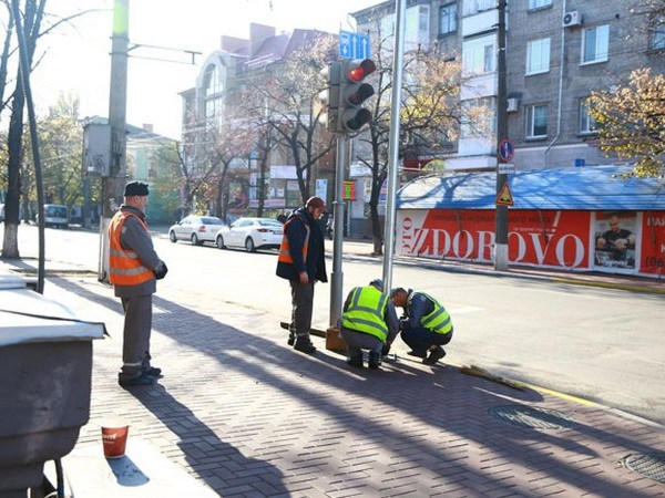 В центре Кременчуга начали устанавливать новые светофоры