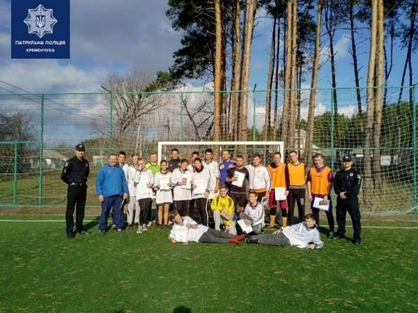 Кременчугские патрульные провели товарищеский матч со школьниками