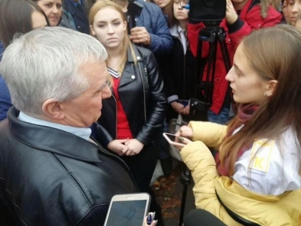 Будущие пилоты устроили акцию протеста под стенами Кременчугского летного колледжа