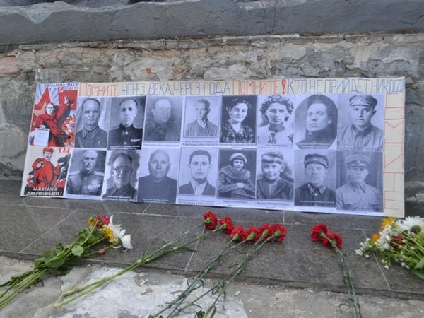 Кременчужане возложили цветы к мемориалу «Вечно Живым»