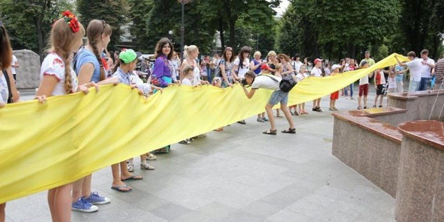 Кременчужане приняли участие во флешмобе «Кременчуг – Сердце Украины»