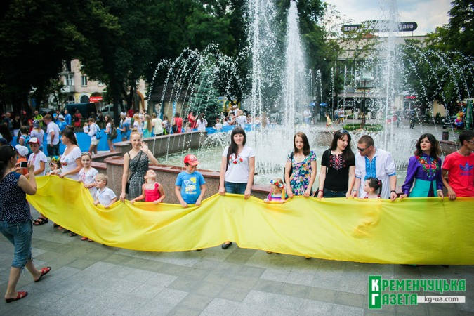 Кременчужане приняли участие во флешмобе «Кременчуг – Сердце Украины»