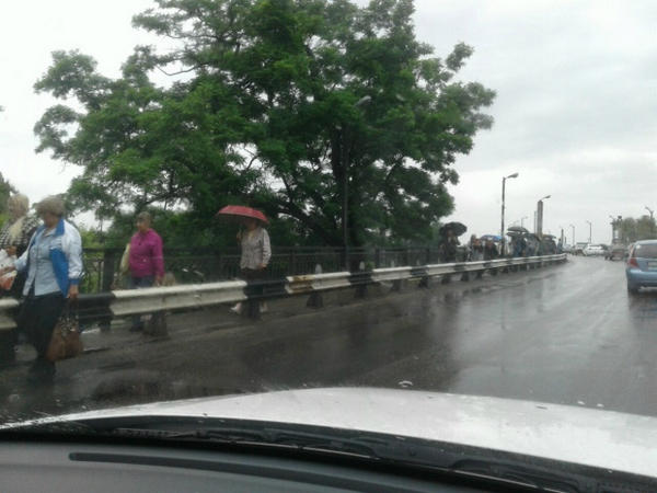Крюковский мост в Кременчуге весь день в пробках