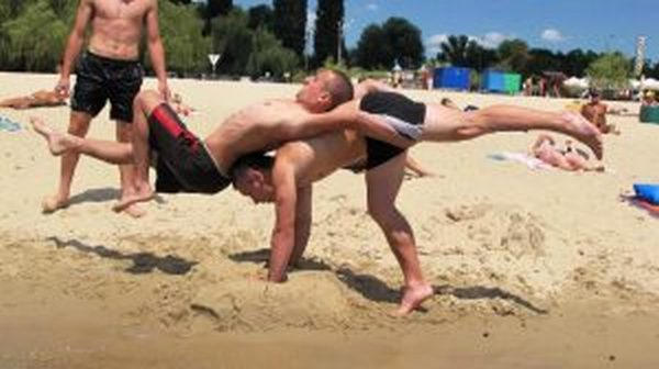 Воспитанники колонии удивляли отдыхающих на пляже кременчужан акробатическими трюками