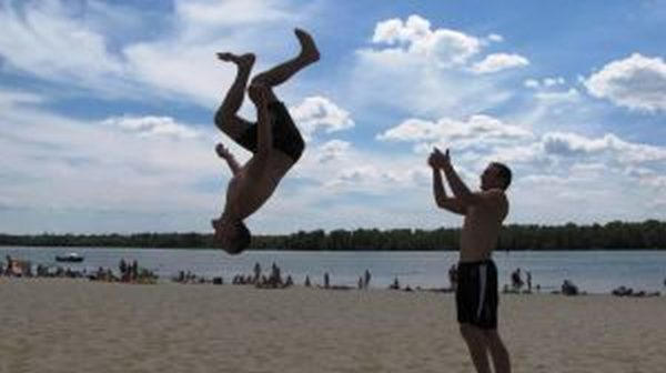 Воспитанники колонии удивляли отдыхающих на пляже кременчужан акробатическими трюками