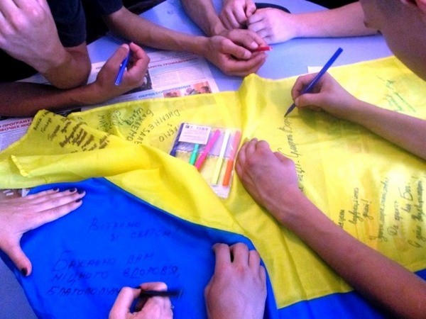 Воспитанники кременжугской колонии передадут в зону АТО флаг с пожеланиями