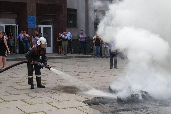 В Кременчуге протестующие впервые жгли шины перед мэрией