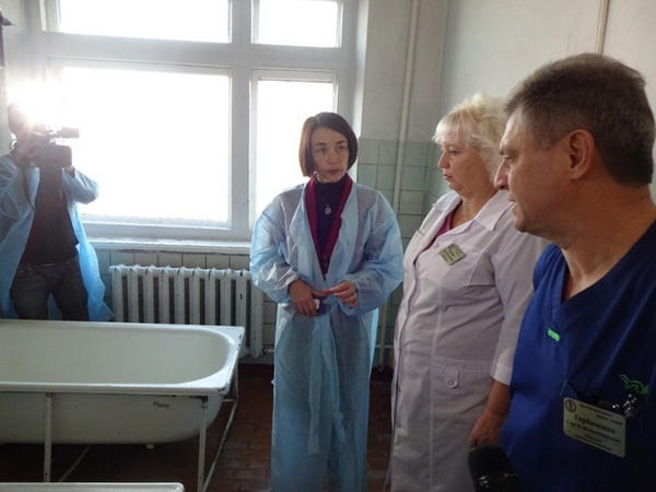 Ужасы детской больницы: кременчугские чиновники и представители СМИ проверили состояние медучреждения