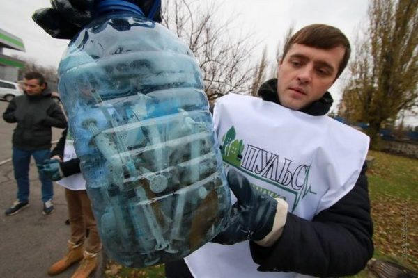 Кременчугские активисты насобирали «гору» использованных шприцов